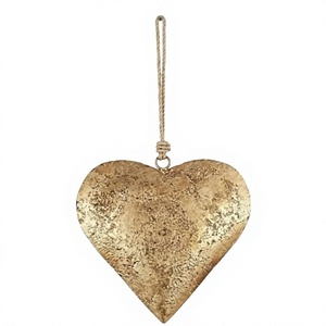 Arte de pared tradicional de hierro con forma de corazón, diseñado para casas rústicas, casas de campo y entornos decorativos de jardín. - Product Image 1