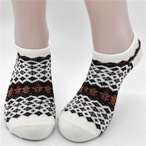 <span class=keywords><strong>Calcetines</strong></span> de Tobillo Unisex Transpirables de Punto, Hechos de Fibra de Bambú y Algodón de Secado Rápido, con Modernos Diseños de Rayas, Logotipo en el Puño y Tecnología Antiolor - Product Image 4