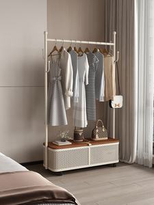 Porte-vêtements <span class=keywords><strong>sur</strong></span> pied de couleur crème moderne avec <span class=keywords><strong>panier</strong></span> de rangement et <span class=keywords><strong>roulettes</strong></span> pour l'organisation des vêtements dans la chambre - Product Image 3
