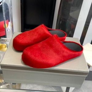 Pantuflas de felpa para hombre y mujer, diseño de suela gruesa, pantuflas suaves de alta calidad, pantuflas de piel sintética a la moda, pantuflas de lana cómodas e informales - Product Image 1