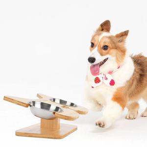 Soporte de madera maciza para comederos de mascotas 2 en 1, base de madera para alimentar y dar de beber a gatos y perros - Product Image 1