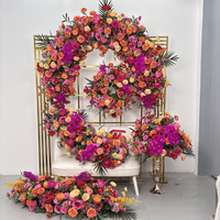Rangée de fleurs artificielles roses, oranges, hortensias et delphiniums pour allée de mariage, arrangement floral long pour le sol