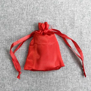 Sac de sport en satin personnalisé, petite pochette rouge à cordon avec logo imprimé pour le shopping - Product Image 4