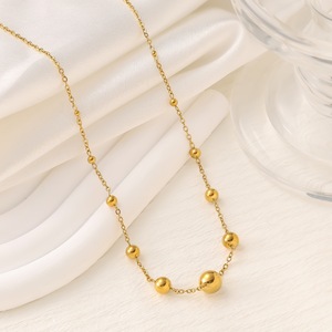 Ensemble Collier et Bracelet Perles Transférées Luxe Tendance - Collier Simple en Petites Perles Dorées 18K pour Femme Vente en Gros - Product Image 3
