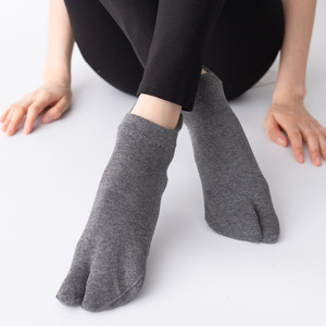 Haute qualité coton peigné 2 orteils fendus doigt Pilates Yoga chaussettes antidérapant sabots tongs intérieur sol sport danse cheville chaussettes - Product Image 5