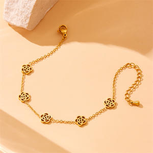 Juego de Joyería XIXI de Acero Inoxidable con Collar, Pulsera y Pendientes de Flor de Cuatro Hojas, Joyería de Moda Delicada Chapada en Oro de 18K para Mujer - Product Image 3