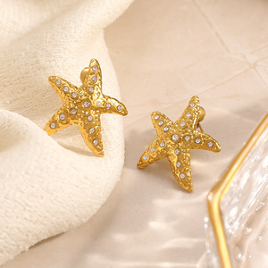 Boucles d'oreilles étoile plaquées or 18 carats avec micro-incrustation de diamants, design étoile de mer, bijoux de mode pour le bureau et la carrière - Product Image 4