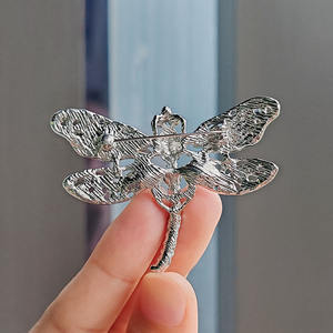 Broche de libélula insecto piedra preciosa declaración nueva llegada broche de libélula de cristal de diamantes de imitación verde para abrigo - Product Image 3