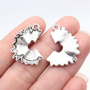 Abalorio de falda con volantes 26x19mm, de aleación de zinc en plata envejecida, con motivo de vestido festoneado y plisado, para joyería de danza flamenco - Product Image 1