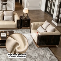 Suite de salon de luxe italienne de designer avec canapé Chesterfield sur mesure, table basse, table d'appoint, villa, appartement haut de gamme