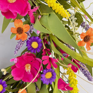 春の人工椿の花輪、デイジーとラベンダーの家のドア掛け飾り、イースター用のカラフルな野花 - Product Image 4