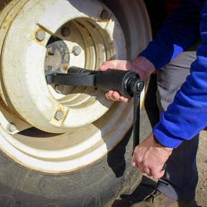 Clé universelle en acier au chrome-vanadium pour le desserrage et le serrage des écrous de roue de camions, bus et véhicules lourds – Outil de bricolage pour économiser l'effort - Product Image 3