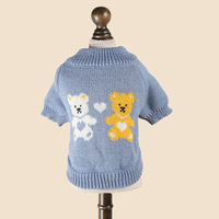 Pull en tricot bleu clair à motifs d'ours pour chien et chat, idéal pour l'automne et l'hiver