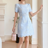 Robe courte en dentelle bleu clair style coréen ZYHT 21840 avec col orné de cristaux, tissu éco-responsable