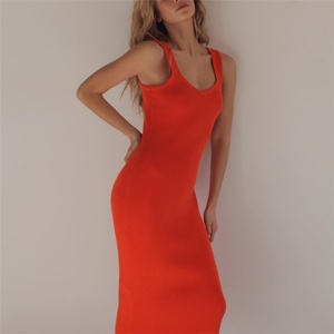 เดรสไหมพรมทรงเอเข้ารูปสีพื้นแบบเรียบง่าย ความยาวปานกลาง คอวี แขนกุด กระชับสะโพก สไตล์เซ็กซี่สำหรับฤดูร้อน รับผลิตตามสั่งขายส่ง - Product Image 4