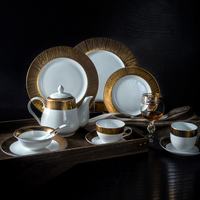 Assiettes de présentation en céramique dorée de 12 pouces de bonne qualité, en porcelaine fine, écologiques, pour mariages et réceptions de luxe