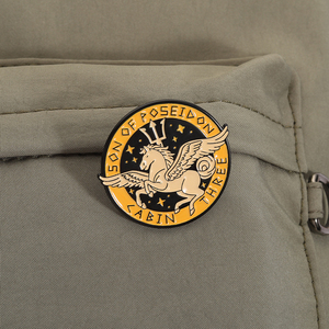 Spilla Smaltata con Logo Camp Half Blood, Tema Spada Fantasy, Distintivo da Bavero, Gioiello Ispirato al <span class=keywords><strong>Film</strong></span>, Regalo all'Ingrosso - Product Image 3