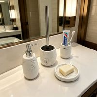 Ensemble de salle de bain en résine effet marbre blanc 4 pièces avec brosse WC, distributeur de savon, style moderne et luxueux, prêt à l'emploi en grand format pour magasin