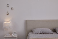 Lit rembourré avec rangement et vérin à gaz, design moderne et unique, en tissu doux