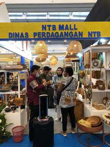 Bolso artesanal de mimbre Ketak tejido a mano con diseño auténtico de Lombok con acento de madera tallada y mango de cuerda de cuero estilo tradicional - Product Image 6