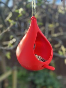 Moderne grote hangende vogelvoederbak met druppelvorm, heavy-duty <span class=keywords><strong>plastic</strong></span>, voor buiten, makkelijk schoon te maken, op maat gemaakte kleur - Product Image 5