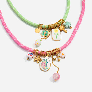 Encantador Collar con Colgante de Acero Inoxidable y Oro de 18K con Diamantes y Diseño de Trébol Verde, Joyería de Regalo - Product Image 1