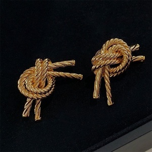 Bijoux personnalisés, boucles d'oreilles irrégulières, plaquées or 18 carats, boucles d'oreilles nœud - Product Image 3