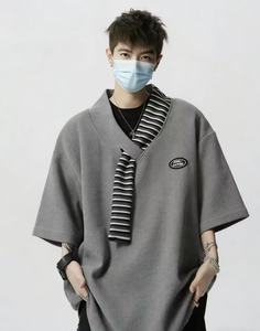 Camiseta Oversize de 230G, 100% Poliéster, Cuello en V, Cuello Tipo Chal a Rayas y Mini Logo, Resistente a las Arrugas, para Todas las Estaciones - Product Image 4