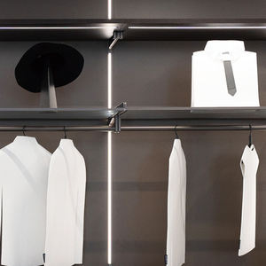 ZYTH Armoire murale sur mesure avec tiroirs à panneaux en bois, tringle de suspension en aluminium, dressing ouvert pour hôtel et villa - Product Image 4
