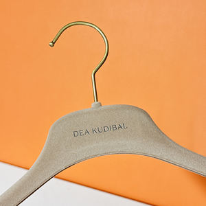 Cintres personnalisés en velours durable avec crochet rond doré Mannequins de veste habillée et de manteau peu encombrant - Product Image 3