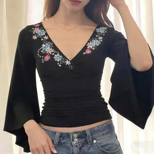 Camiseta Sexy Vintage de Manga Acampanada con Cuello en V, Bordado Floral en Contraste de Color y Cintura Ajustada, Fácil de Combinar - Product Image 3