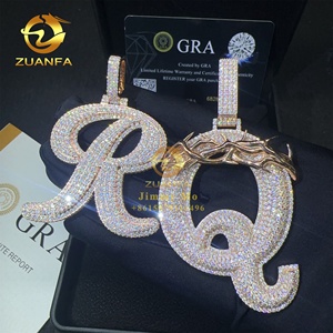 Pendente di Lusso in Stile Spine per Uomo con Catena Iniziale Lettera R Q in Argento Sterling 925 con Diamanti Moissanite VVS1 Iced Out - Product Image 1