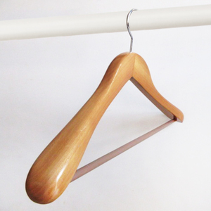 Perchas de madera maciza con gancho plateado extra ancho y contorneado para trajes de hombre, ideales para exhibición en tiendas de ropa. - Product Image 5