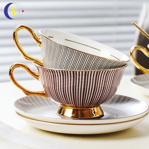 Service de table en céramique rayée de style européen - Tasse et soucoupe de luxe pour le thé de l'après-midi, tasse à café d'inspiration française - Product Image 3