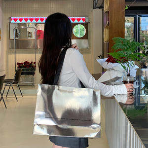 Bolsa de transporte de papel para ropa, bolsa de regalo de compras de lujo, bolsa de papel plateada con superficie de espejo impermeable para boda - Product Image 4