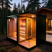Cabine de bien-être extérieure avec sauna et douche, cadre noir, parois vitrées, pour usage en bord de piscine, resort ou villa