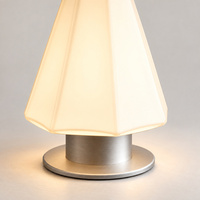 Lampe de table sculpturale moderne en verre blanc avec abat-jour conique à facettes pour chambre à coucher, chevet, salon, bureau, hôtel, suite d'hôtes, bureau