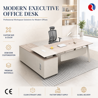 Bureau de direction en forme de L avec plateau en bois clair et base beige, bureau d'angle pour manager, patron, table d'ordinateur avec meuble de rangement