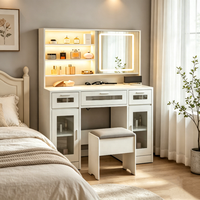 Ensemble de coiffeuse moderne avec miroir LED, tabouret, grand rangement, tiroirs et étagères ouvertes pour salle de bain et salon