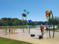 Peralatan Splash Pad Luar Ruangan Anak-Anak Fitur Semprotan Air Kupu-kupu Kumbang Bunga Peralatan Bermain Taman Air Fiberglass