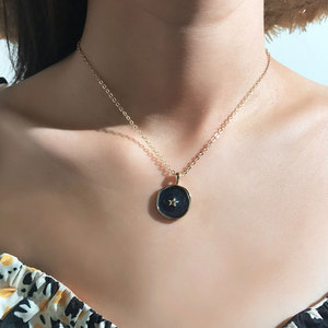 Collier chaîne avec médaille émaillée moderne en forme d'étoile à cinq branches, de lune et de foudre en cuivre - Product Image 4