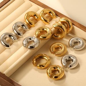 Pendientes de Aro Gruesos Personalizables al por Mayor, Chapados en Oro de 18K, de Acero Inoxidable, Minimalistas, Huecos, para Mujer - Product Image 2