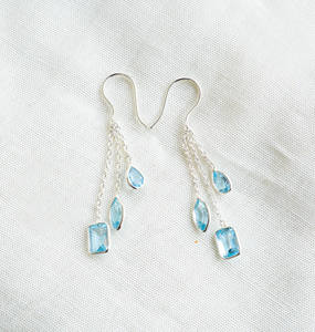 Pendientes colgantes Ocean Breeze Triple Drop con topacio azul y plata 925, estilo moderno, en venta. - Product Image 1