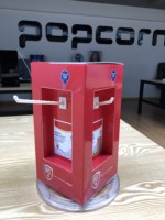 Présentoir rotatif triangulaire sur pied en carton, personnalisé, moderne, recyclable, avec lamination mate de 3 mm d'épaisseur et crochets sur 4 côtés
