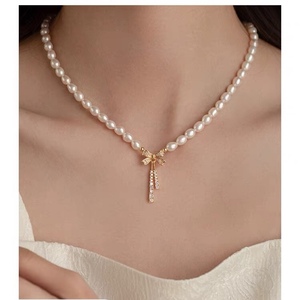 Collier pendentif rétro français pour jeunes femmes, nœud délicat avec perle de millet naturelle, nouveau design de chaîne de clavicule - Product Image 1