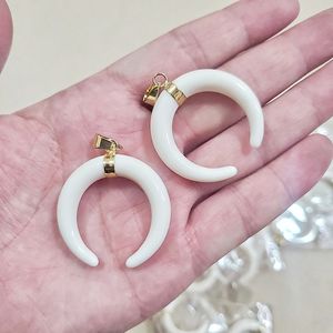 JF6972 Liontin Resin Bentuk Bulan Sabit Ganda Warna Putih Gading Berkualitas Tinggi dengan Pengait Berlapis Emas - Product Image 2