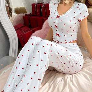 Ensemble de vêtements d'intérieur pour femmes, ODM, best-seller, imprimé cœur, col en V, manches courtes, polyester, pantalon long, style européen et américain - Product Image 1