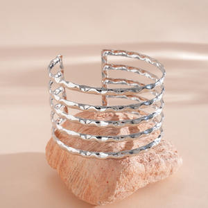 J Fashion Brazalete Abierto Plisado de Acero Inoxidable con Textura Metálica, Multicapa, Elegante y de Alta Gama para Mujer, Ideal para Fiestas - Product Image 2