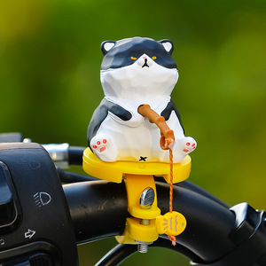 Adorno de resina con forma de gato de dibujos animados con pez colgante para decoración de patinetes eléctricos, fácil de instalar - Product Image 3