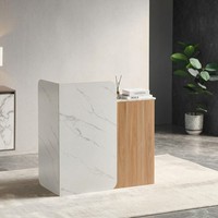 Comptoir de caisse en bois moderne à surface lisse avec rangement dissimulé, bureau de réception commercial élégant à finition brillante pour hôtels et centres commerciaux